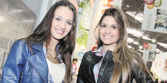 Bruna Birello e Jéssica Beccari são as recepcionistas no estande da Agabê